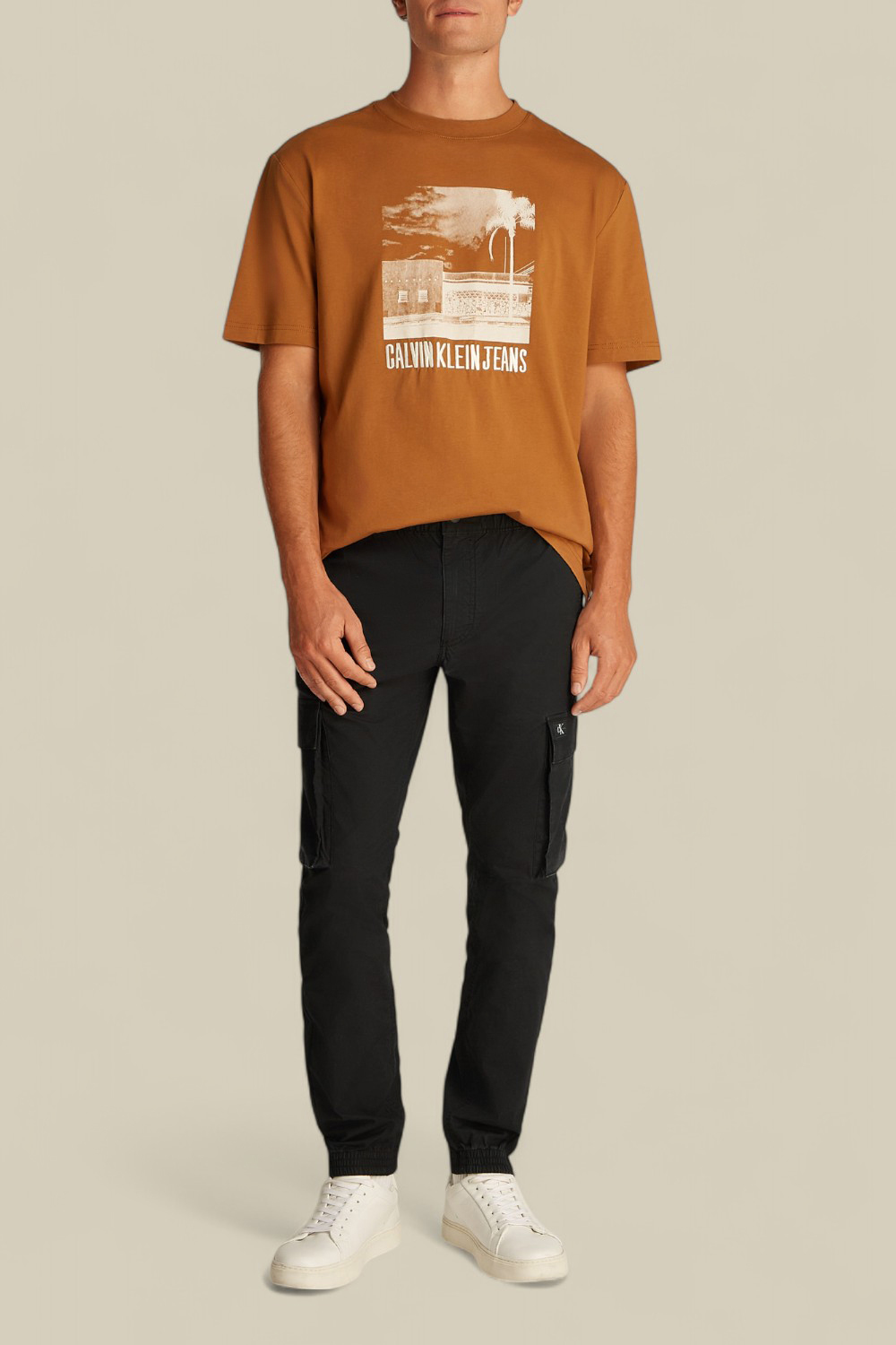 תמונת כל הלוק של מכנסי קרגו סלים פיט